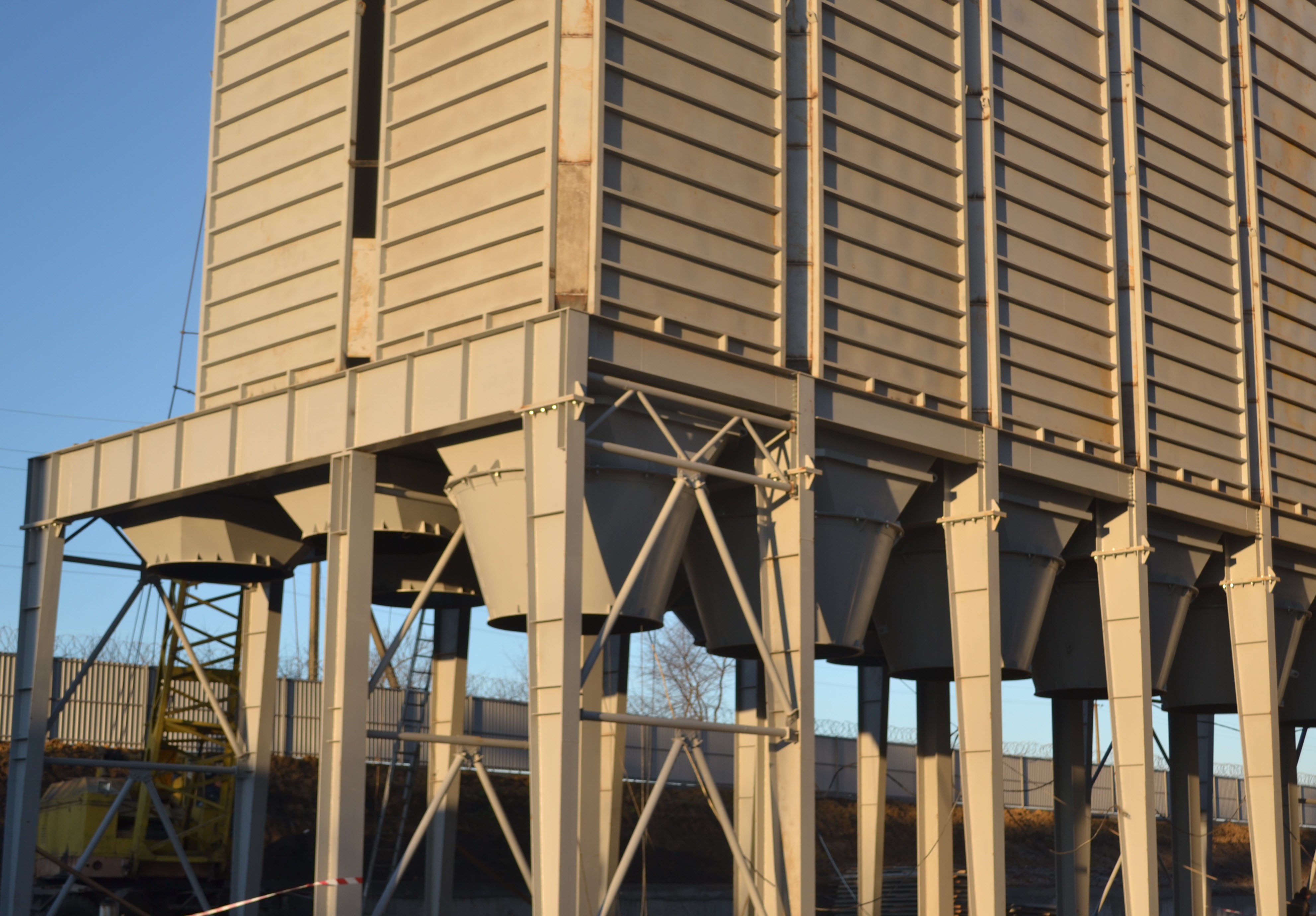 Los silos de acero están completamente revestidos, mostrando un estilo constructivo industrial moderno.