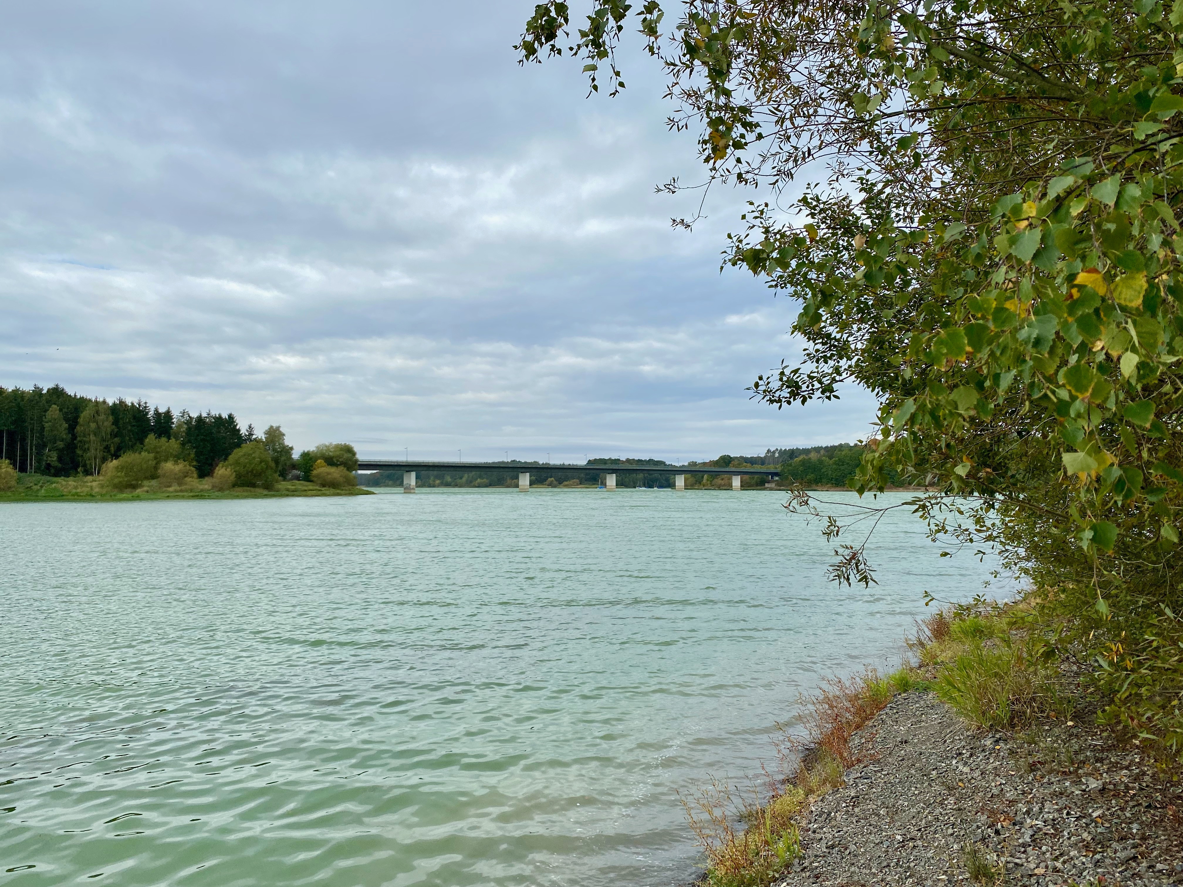 El puente del embalse de Zeulenroda atraviesa un lago cerca de Zeulenroda-Triebes
