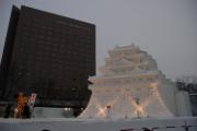 Impresionante escultura de hielo en forma de templo en un festival japonés