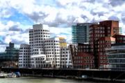 Zollhof en Düsseldorf, un icónico edificio de Frank Gehry con un diseño único.