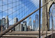 Vista del puente de Brooklyn con tirantes de cables característicos y arquitectura de cables de acero
