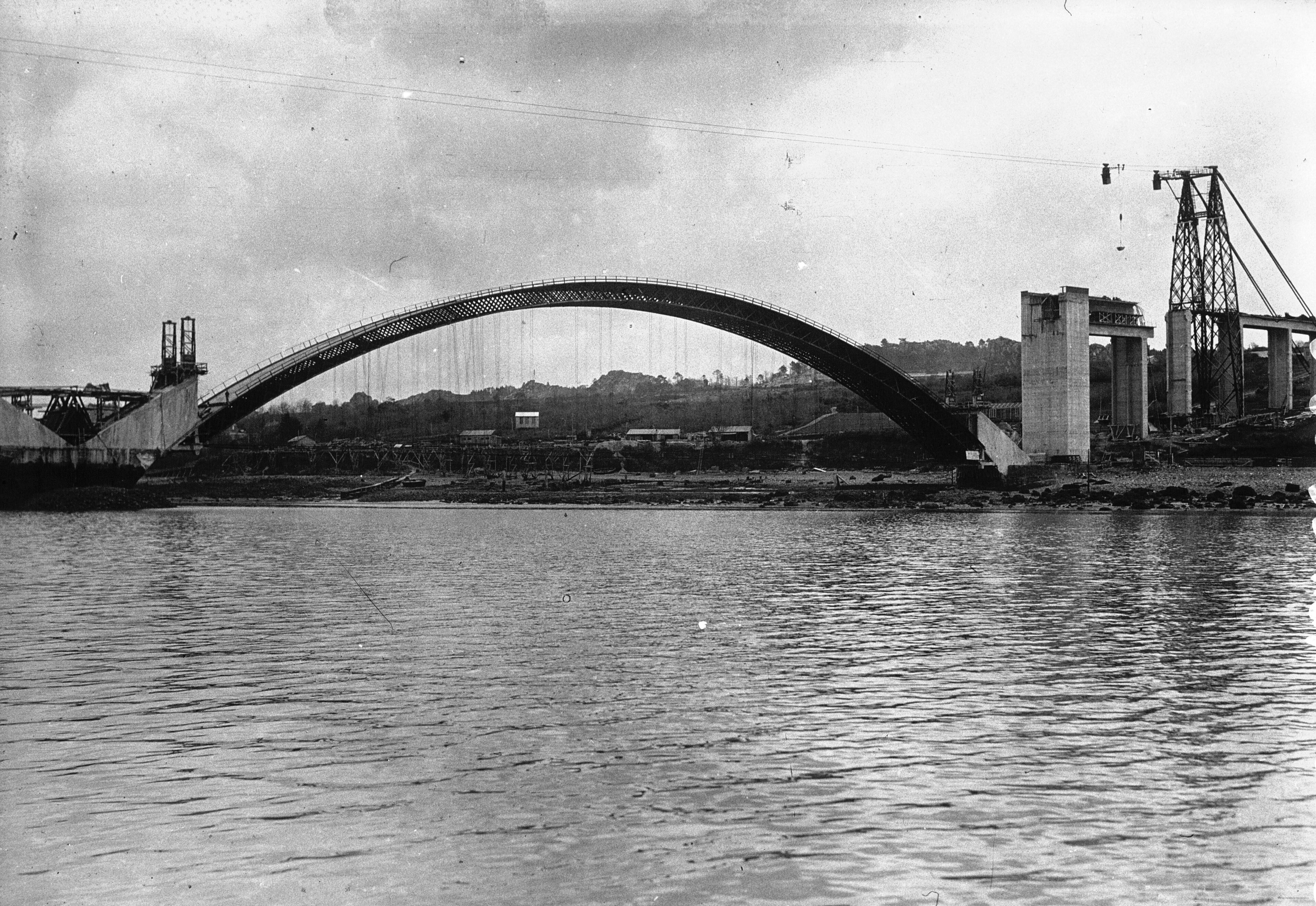 El puente de hormigón armado de Eugène Freyssinet de Plougastel a Brest en construcción con cimbra y grúas de cables.