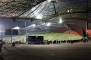 Vista interior del Estadio Olímpico de Múnich con una vista de la característica estructura de la cubierta.