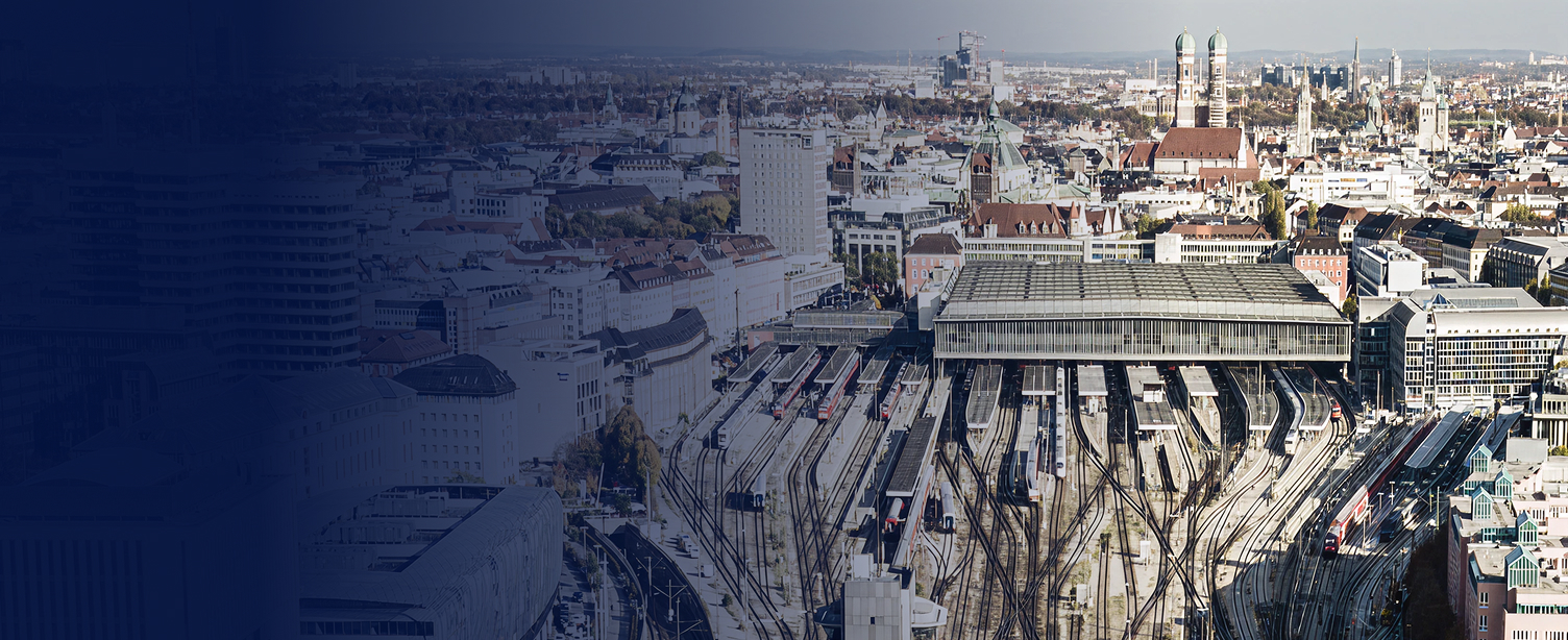 Estructura de cubierta de la nave de vías de la Estación Central de Múnich, que muestra el diseño y la arquitectura de la moderna infraestructura de la estación de ferrocarril.
