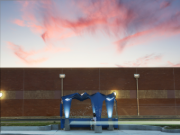 Vista detallada de conexiones de tornillos precisas en una Estructura de acero. Técnica de conexión importante.