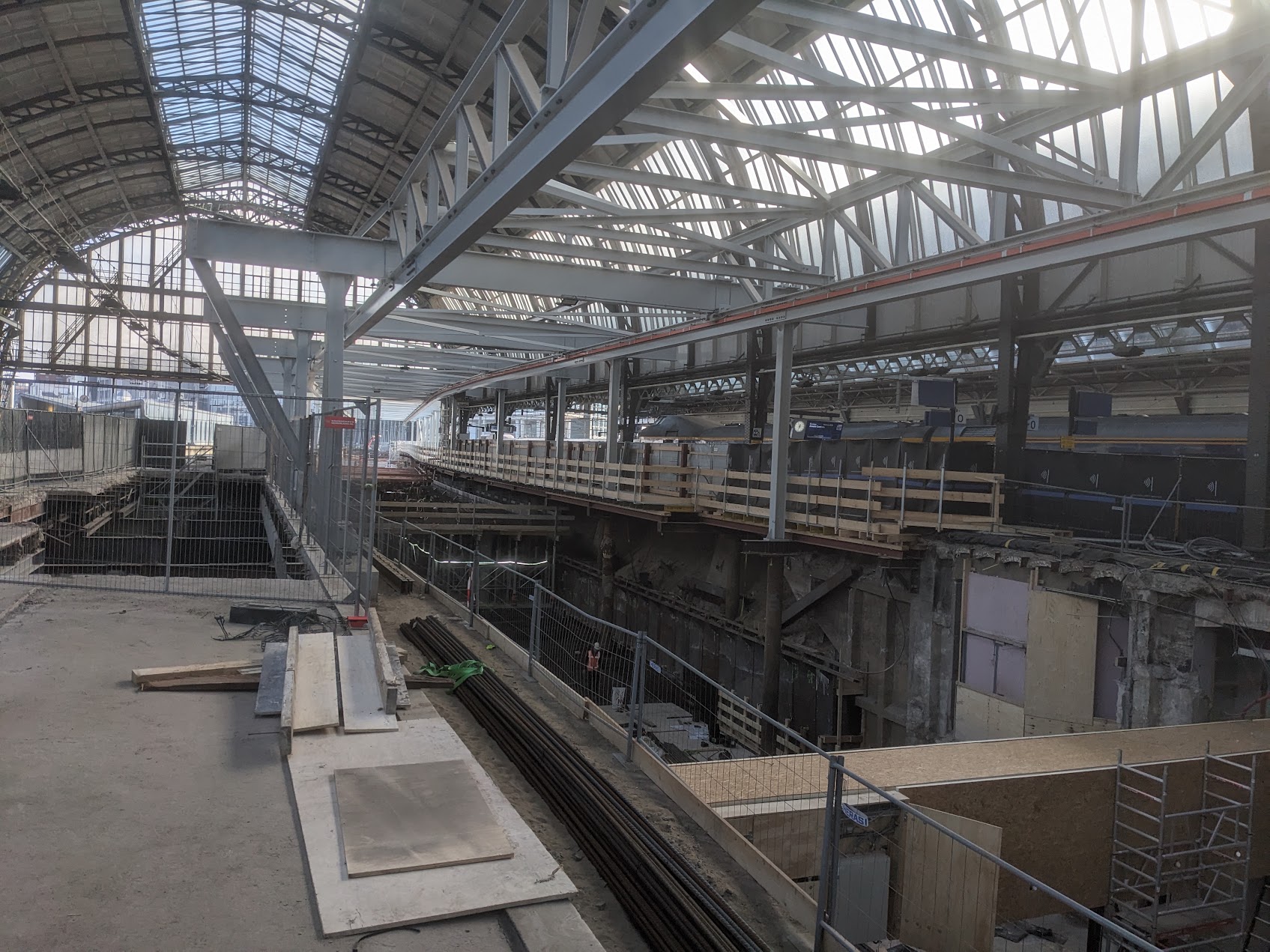 Característica temporal para la vía de grúa en el interior de la Estación Central de Ámsterdam durante las obras de construcción