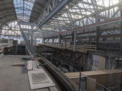 Característica temporal para la vía de grúa en el interior de la Estación Central de Ámsterdam durante las obras de construcción