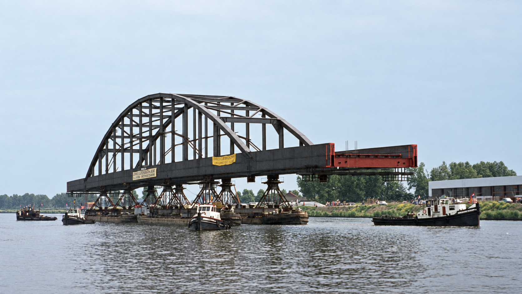Puente en arco de acero flotado sobre pontones a lo largo del Túnel Ámsterdam-Rin hacia su nueva ubicación en Utrecht