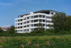 Bâtiment de cinq étages avec structure bois et vue sur le Lac Constance (© Conné van Grachten)