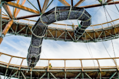 Liaison entre les étages de la passerelle par une passerelle en filets (© TAROS-NOVA s.r.o.)