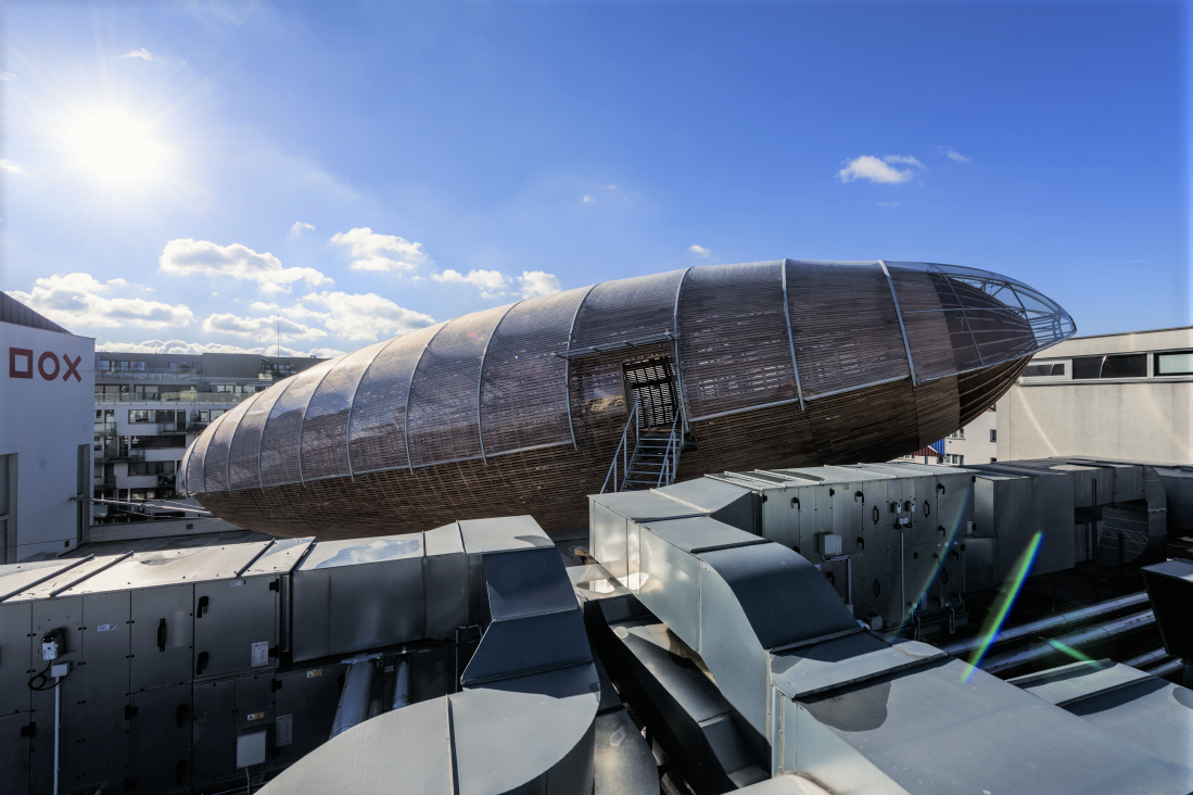 Vue latérale de la structure bois-acier du dirigeable avec la membrane « Parapluie » (© Jan Slavík, DOX)