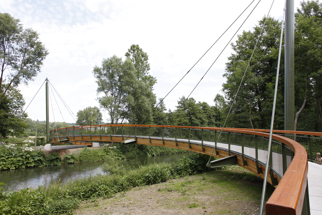 Vue du pont à haubans enjambant la rivière Agger (© Schaffitzel+Miebach)
