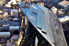 Pose des derniers éléments de façade au sommet d’une tour (© Werner Sobek Stuttgart)
