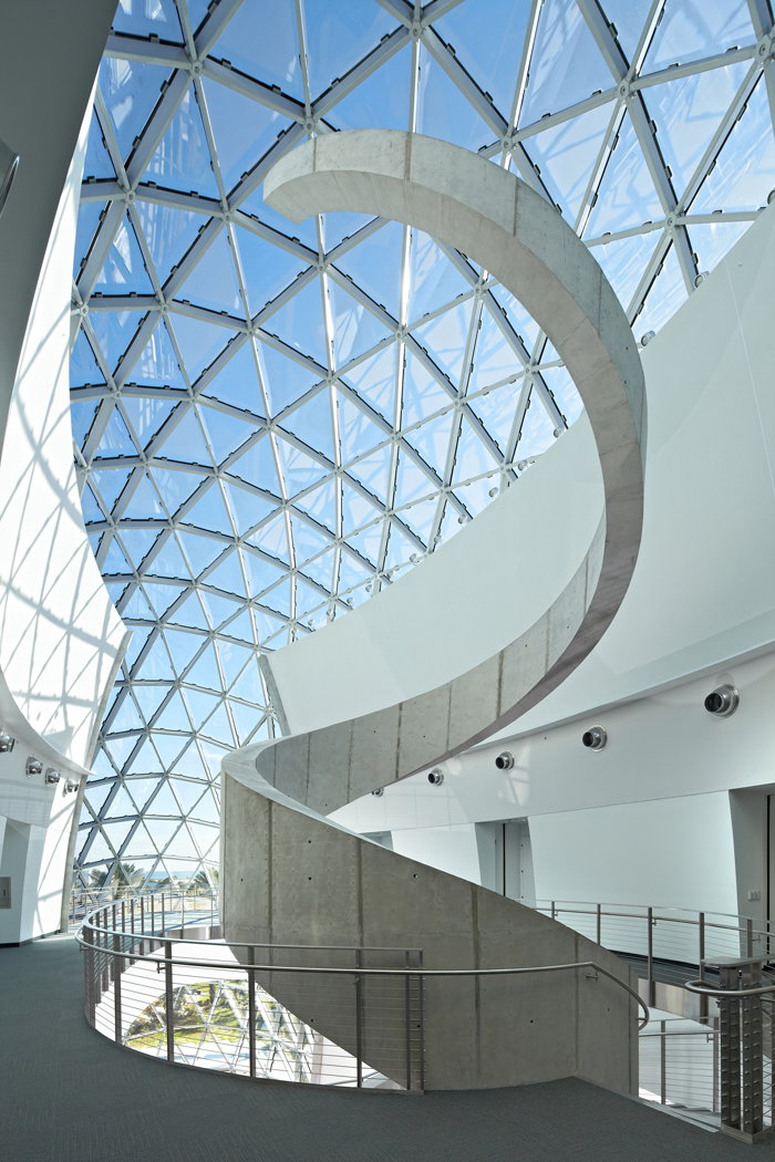 Vue de l’intérieur d’Enigma avec un mur formant un escalier en colimaçon (© Novum Structures)