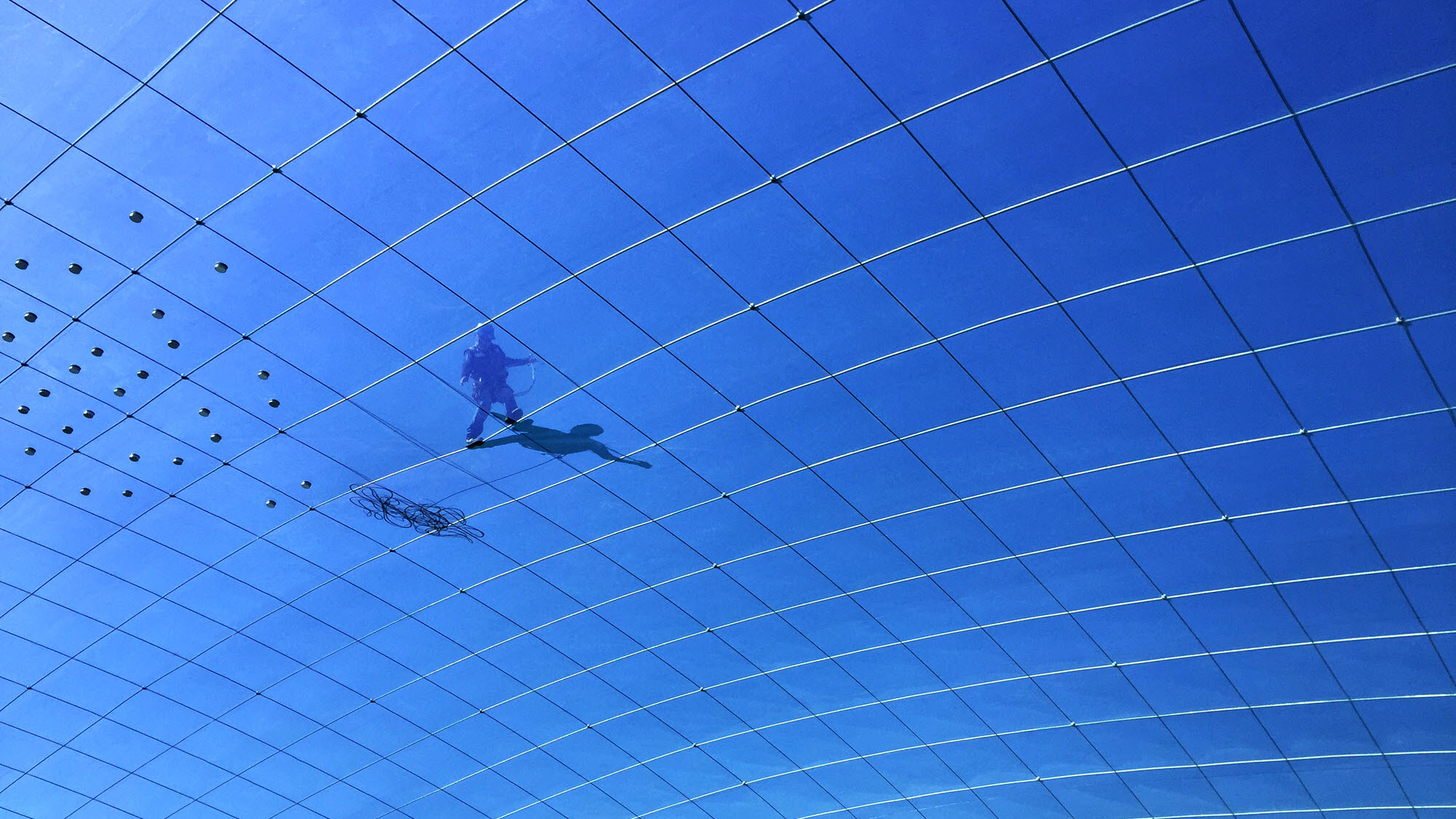 Réseau de câbles et membrane supérieur en ETFE avec les points de drainage d’urgence (vue de l’intérieur de la toiture) (© 3dtex)