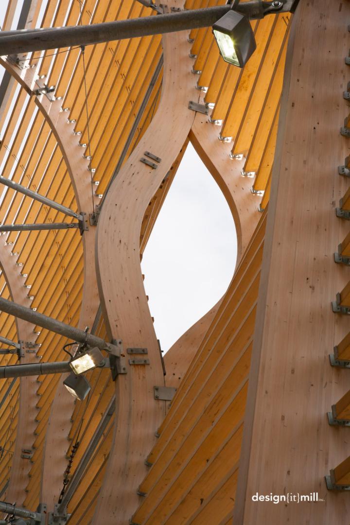 Façade en bois vue de derrière avec ses renforcements (Photo : © Mark Cichy, Design It Mill)