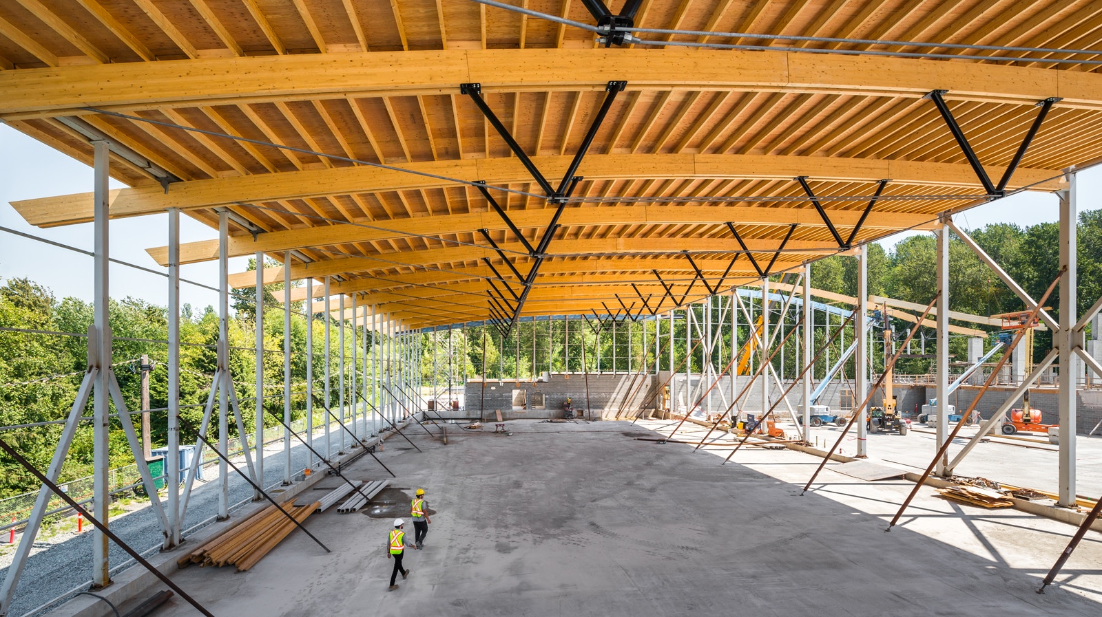 Le complexe sportif pendant la phase de construction (© StructureCraft Builders Inc.)