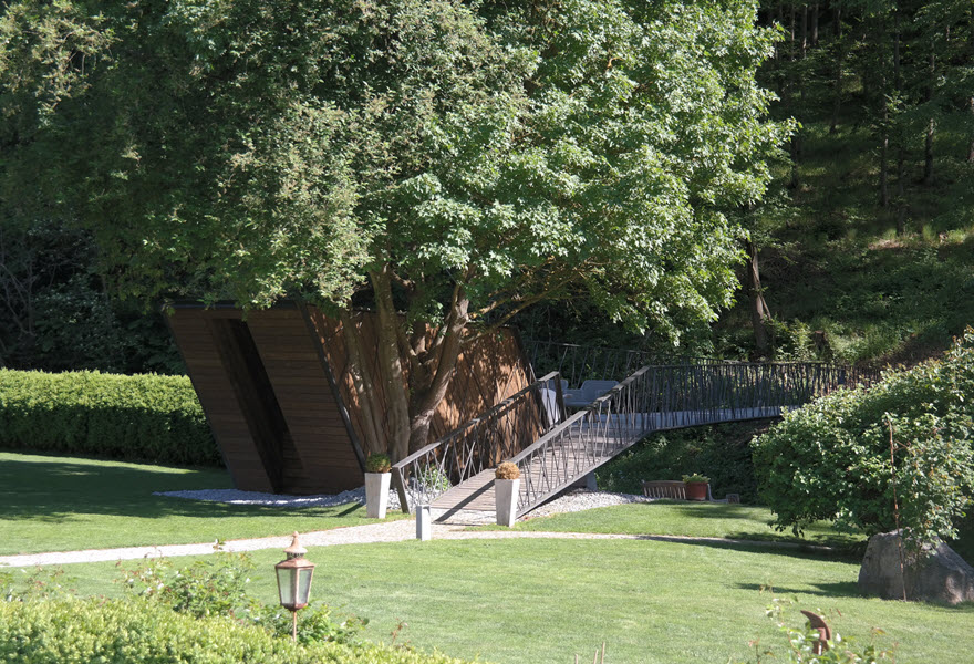 Treillis courbé de la passerelle (© 4juu architekten)