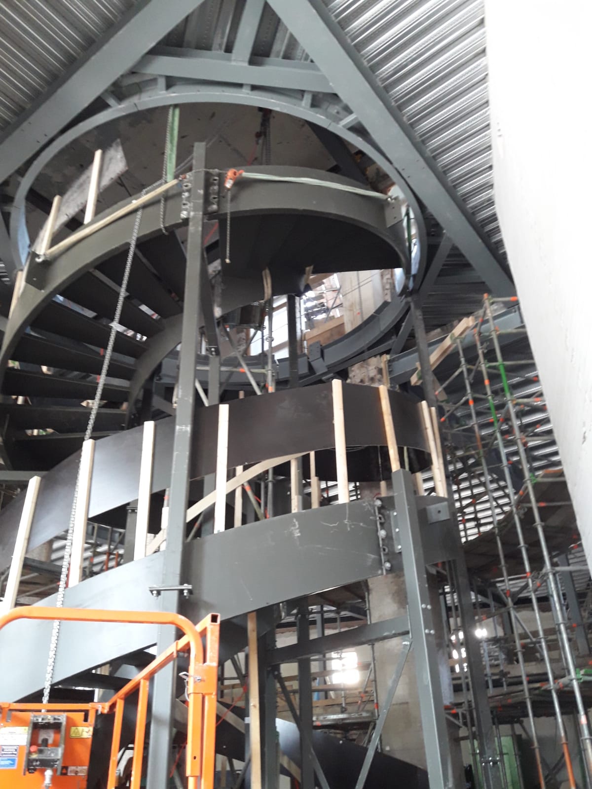 Escalier en colimaçon avec appuis de montage (© Vic Obdam Staalbouw BV)