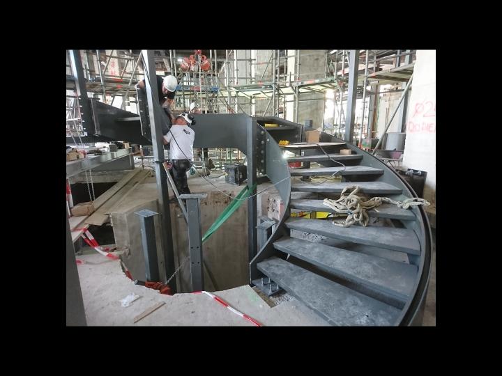 Escalier en colimaçon en cours de construction (© Vic Obdam Staalbouw BV)