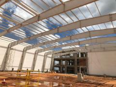 Le hangar pour avions en construction (© Metalúrgica Vera S.R.L)