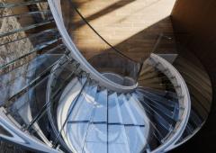 Vue de dessus de l'escalier métallique en colimaçon
