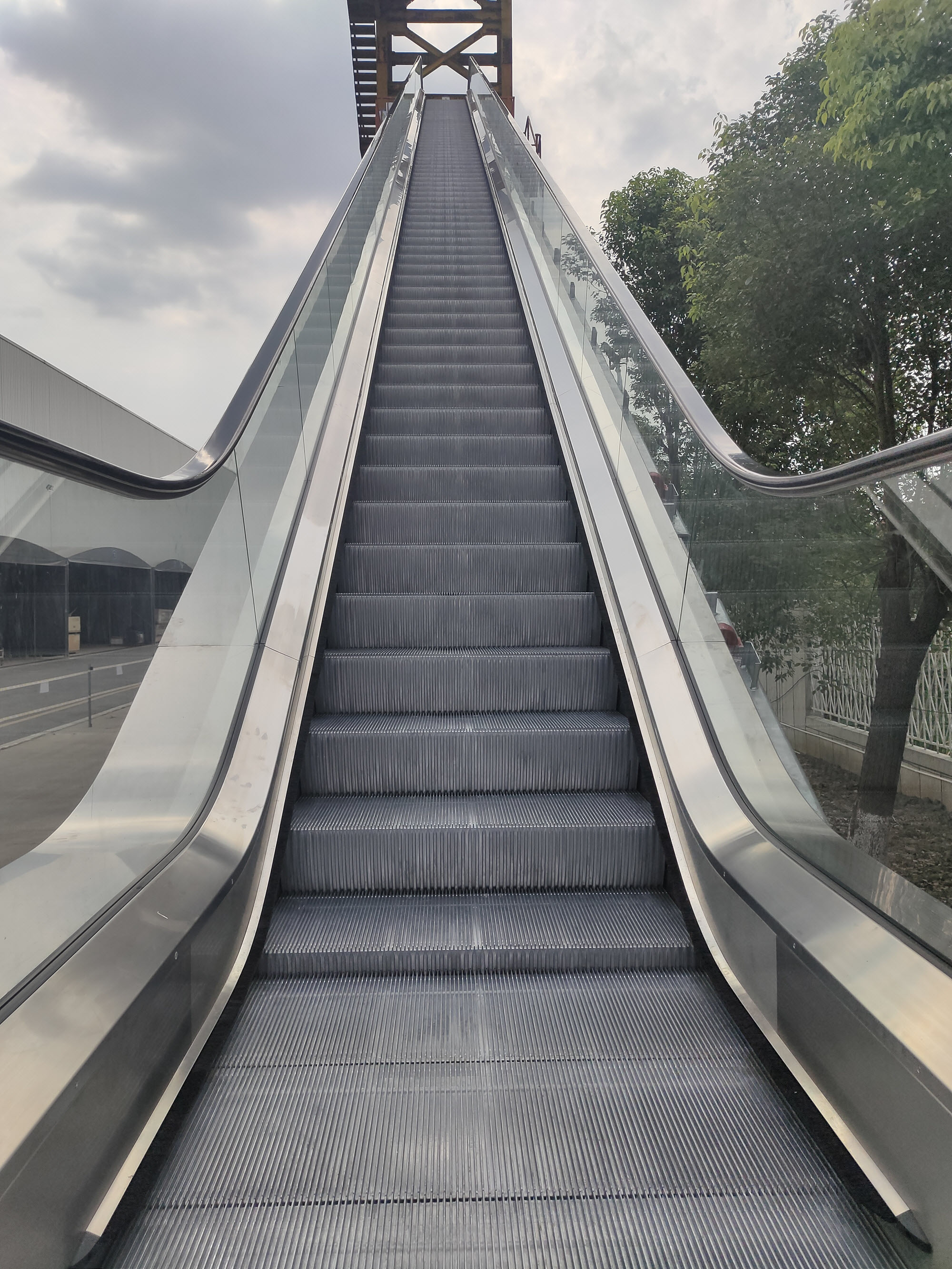 Escalator après le montage (© Giant KONE Elevator Co., Ltd.)