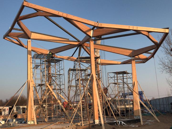 Installation d’un élément simple (© Jing Kong & Associates Consulting Structural Engineers Inc.)