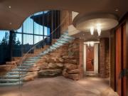 Escalier suspendu en verre de la résidence Moongate à Sedona, Arizona, États-Unis (© SWABACK pllc)