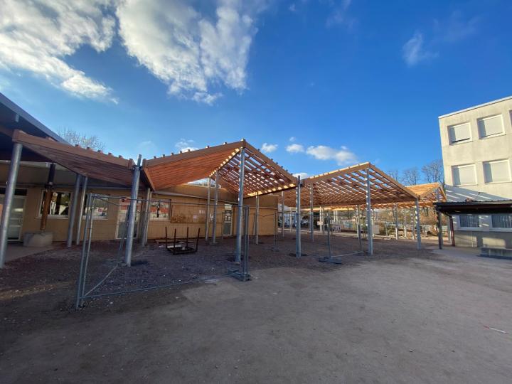 Vue de l'Ouest de la charpente du préau en cours de réalisation (©D-Bois)