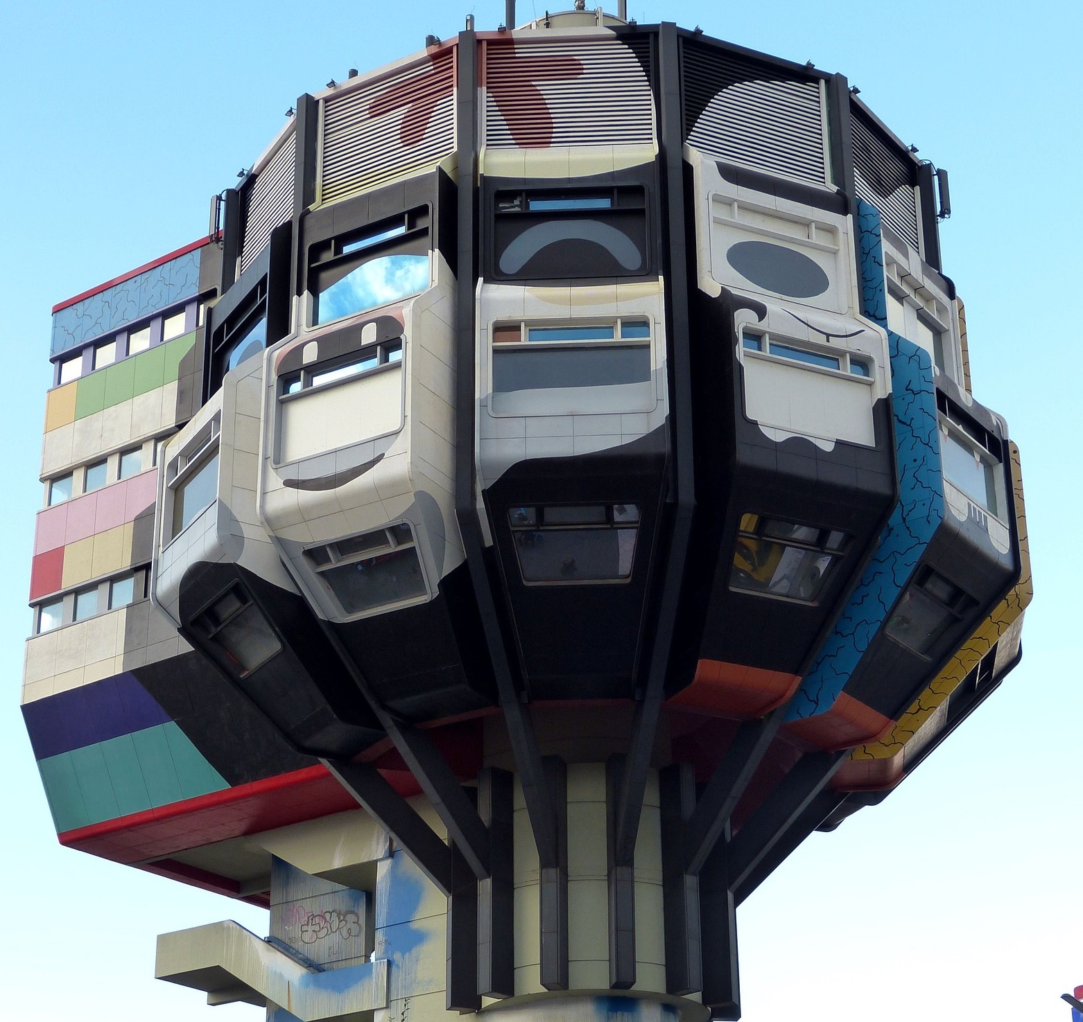 « Bierpinsel » à Berlin était à l'époque une œuvre œuvre de l'art moderne.