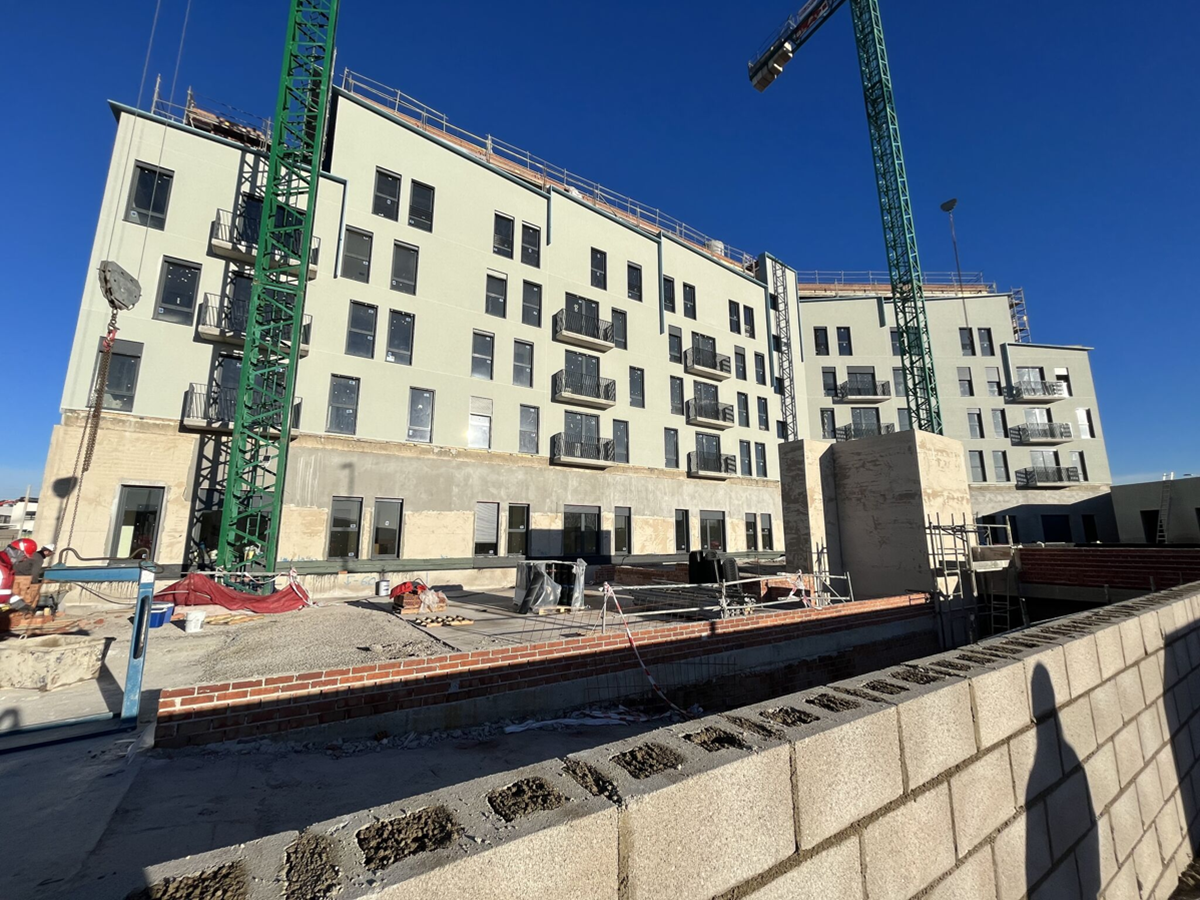 Bâtiment résidentiel avec ossature métallique industrialisée en construction (© AFCA Teccon)