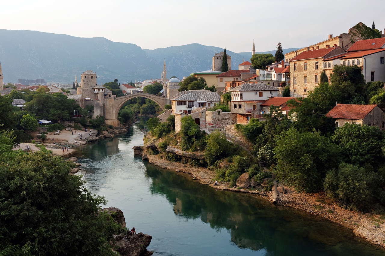 Le pont Pont contre la Résistance et un mémorial