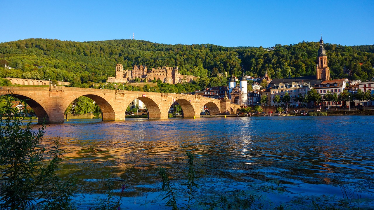 Pont ancien à Heidelberg, Allemagne, avec le château de Heidelberg en arrière-plan
