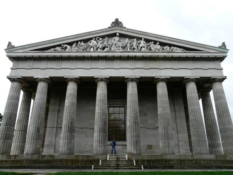 Entrée imposante du mémorial du Walhalla, Ratisbonne, Allemagne