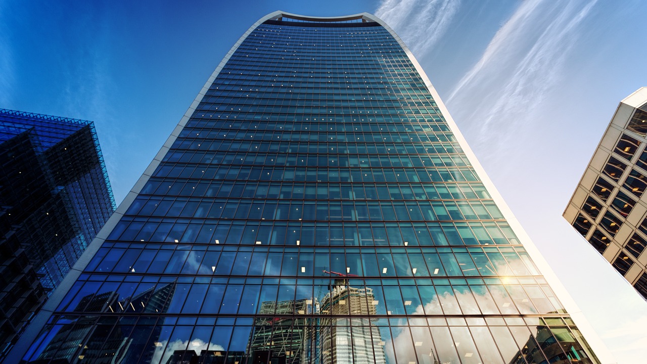 Façade en miroir du Walkie-Talkie de Londres (Angleterre)