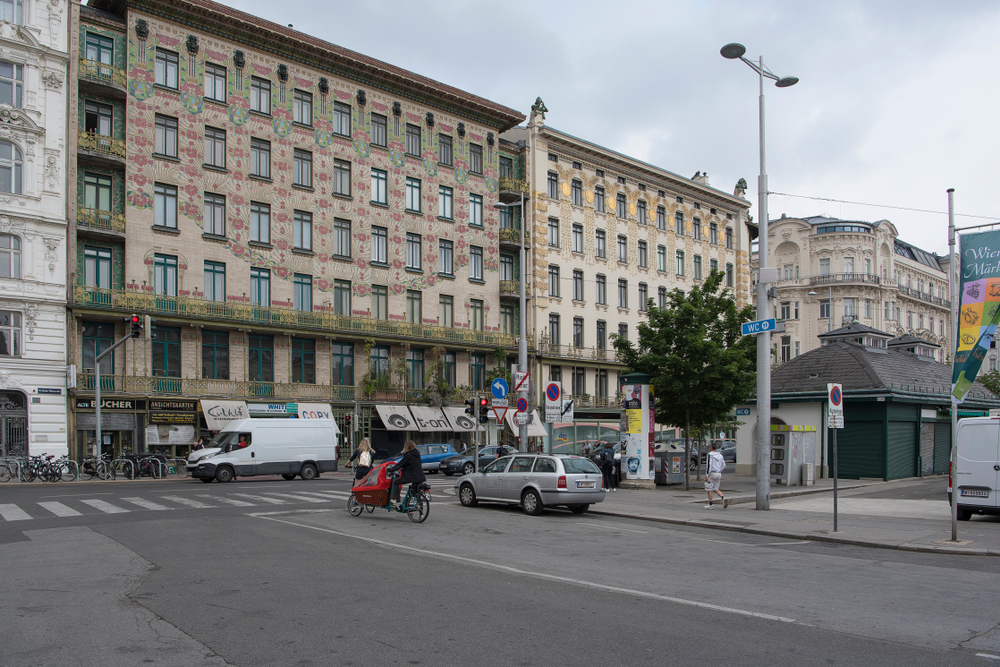 Une véritable sculpture à l'Art Nouveau : Maiolikahaus (gauche), Vienne (Autriche)