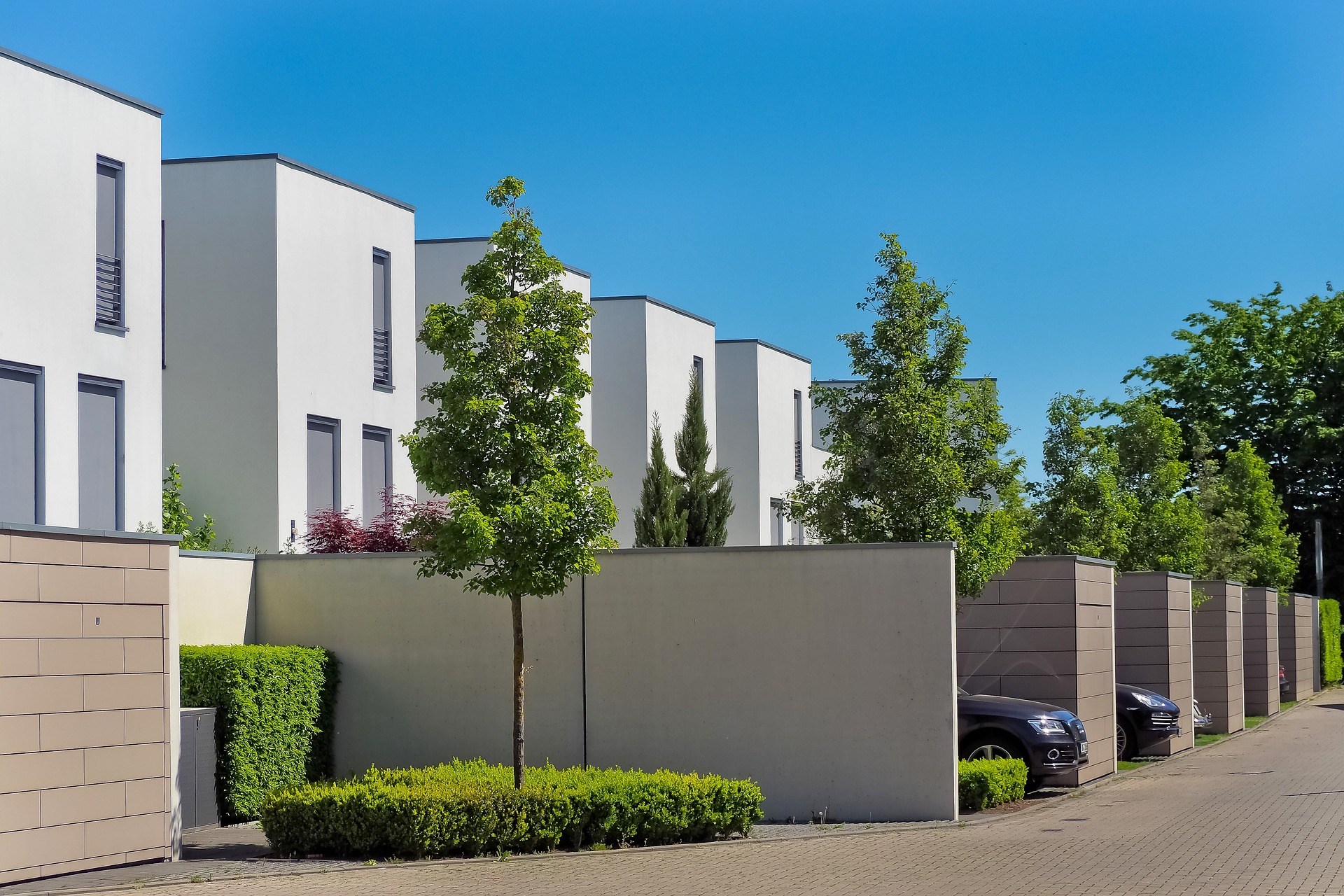 Les éléments du style Bauhaus sont encore visibles aujourd'hui dans les maisons typiques de la ville: Cubisme, mortier blanc, toiture plate et fonctionnalité simple.
