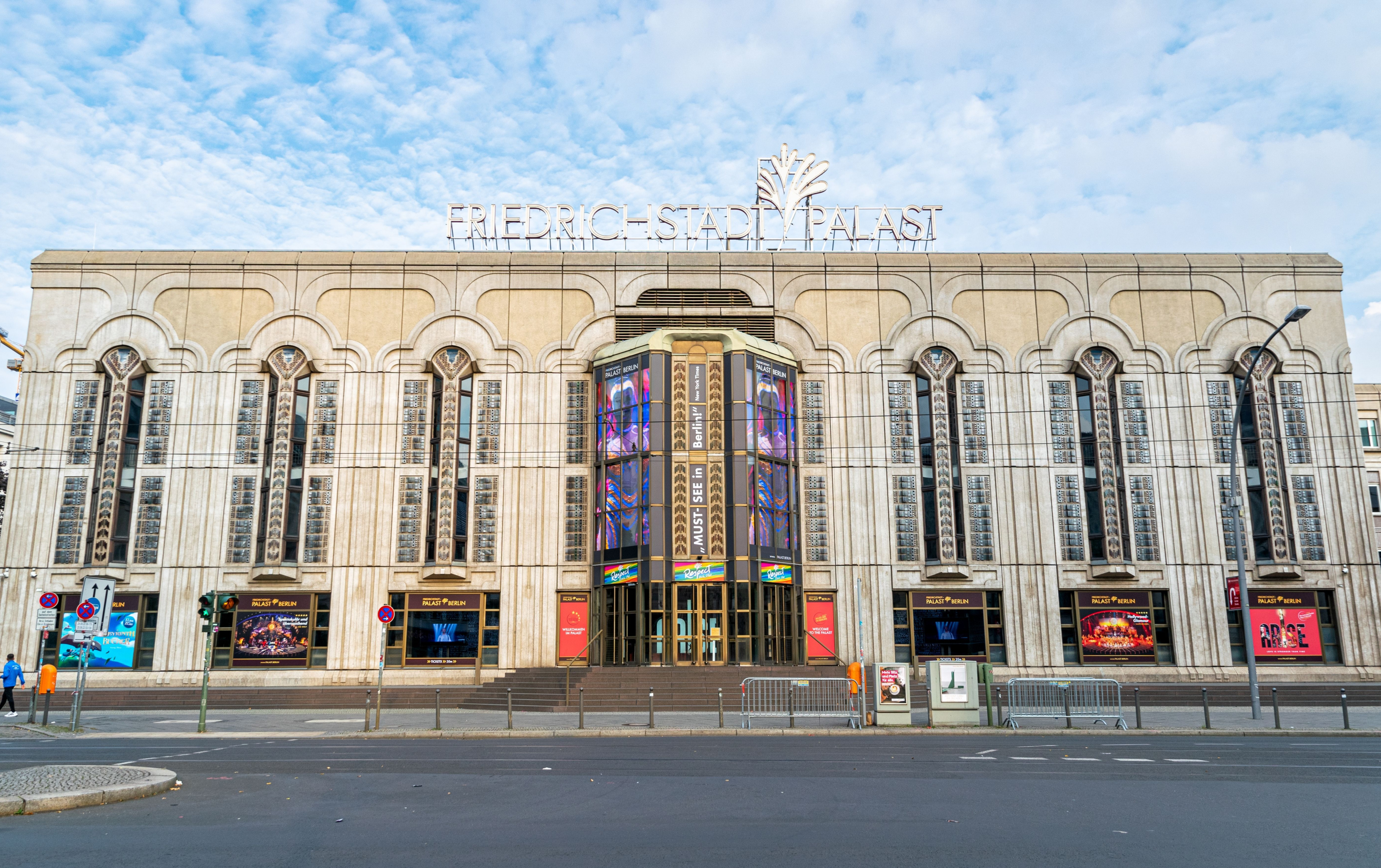 C'était le dernier bâtiment représentatif de la Gravité : le Friedrichstadt-Palast de Berlin.