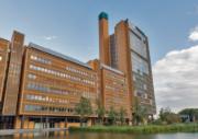 Cette tour a été inaugurée en 1997 et est considérée comme une particularité de l'architecture high-tech.