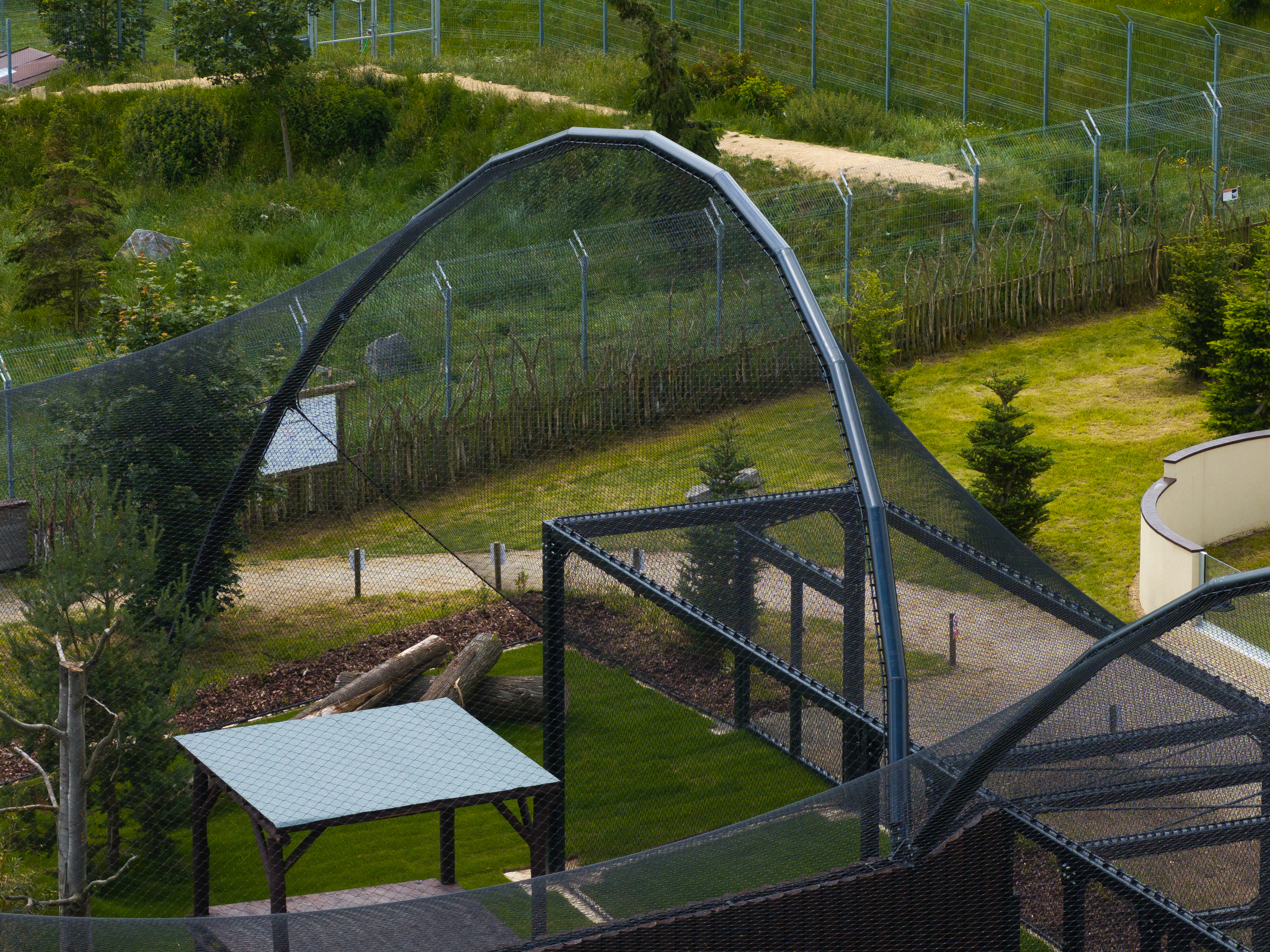 Structure du pavillon du centre de sauvetage CITES du Zoo de Tábor | Détail du revêtement avec treillis en acier inoxydable