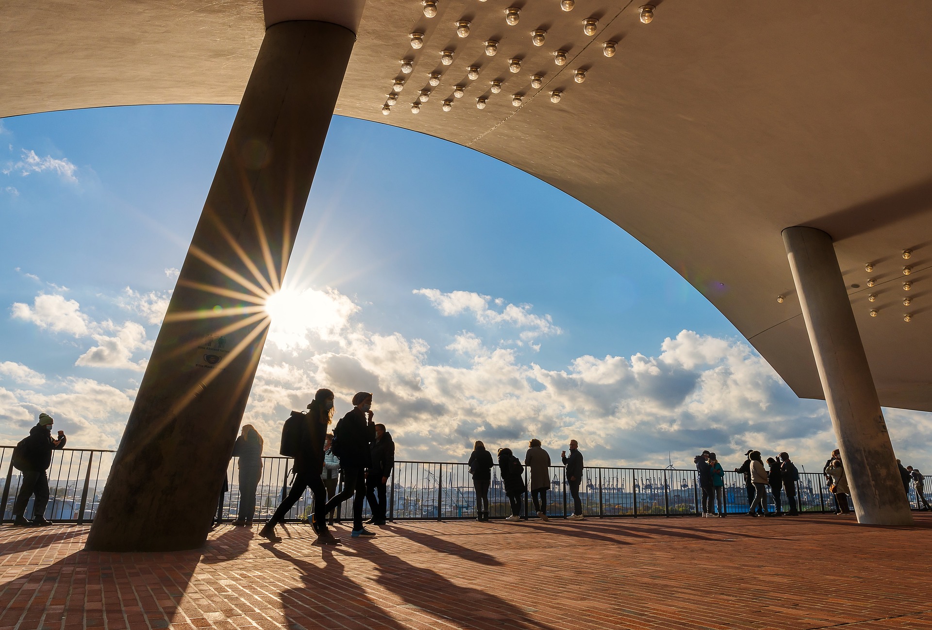 La vue de la place, lien de connexion de la Philharmonie de l'Elbe entre la base et le corps en verre, est disponible gratuitement.