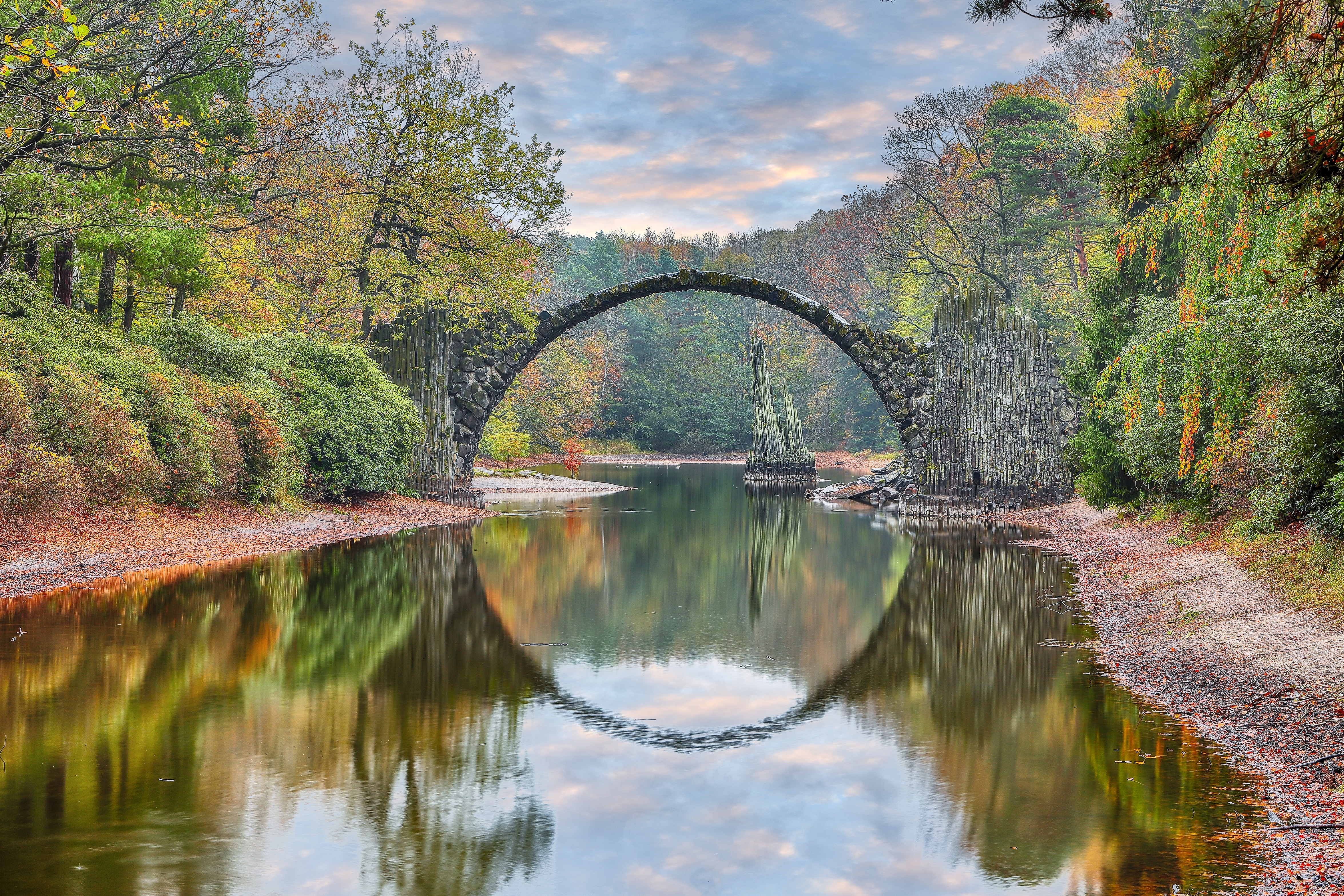 Impressionnant et photogénique : Teufelsbrücke (pont du diable), Rakotzsee (photographie : Shuterstock/Vadim Lavra).
