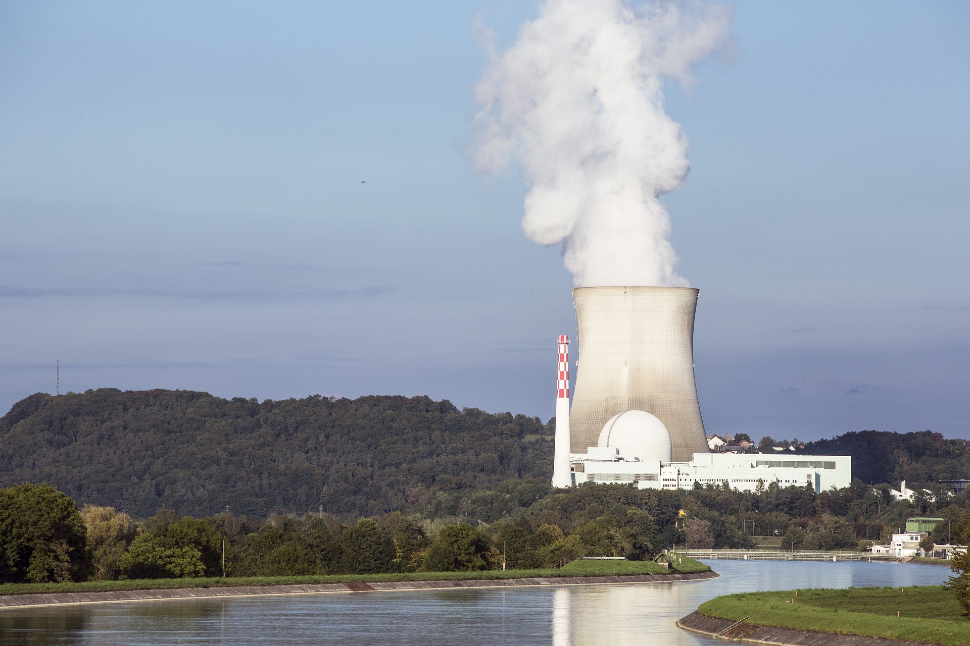 Centrale nucléaire de Leibstadt (Suisse), reconnaissable de loin grâce à sa tour de refroidissement typique