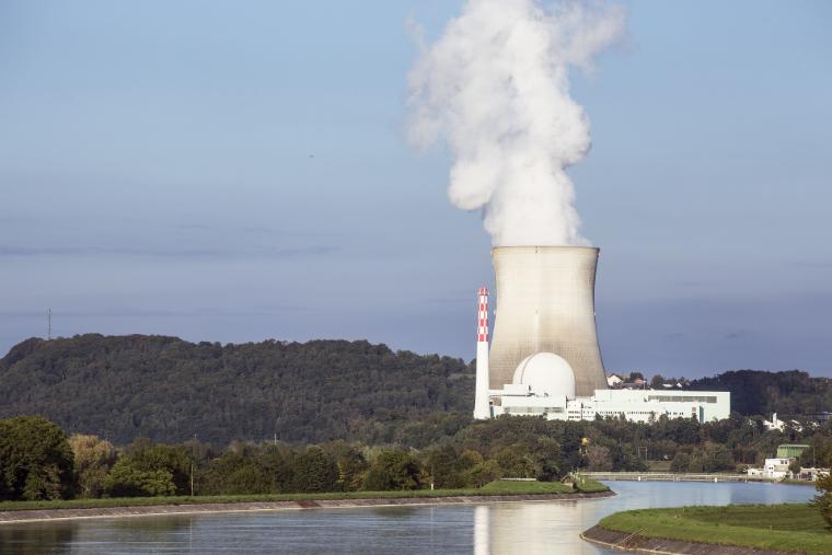 Centrale nucléaire de Leibstadt (Suisse), reconnaissable de loin grâce à sa tour de refroidissement typique