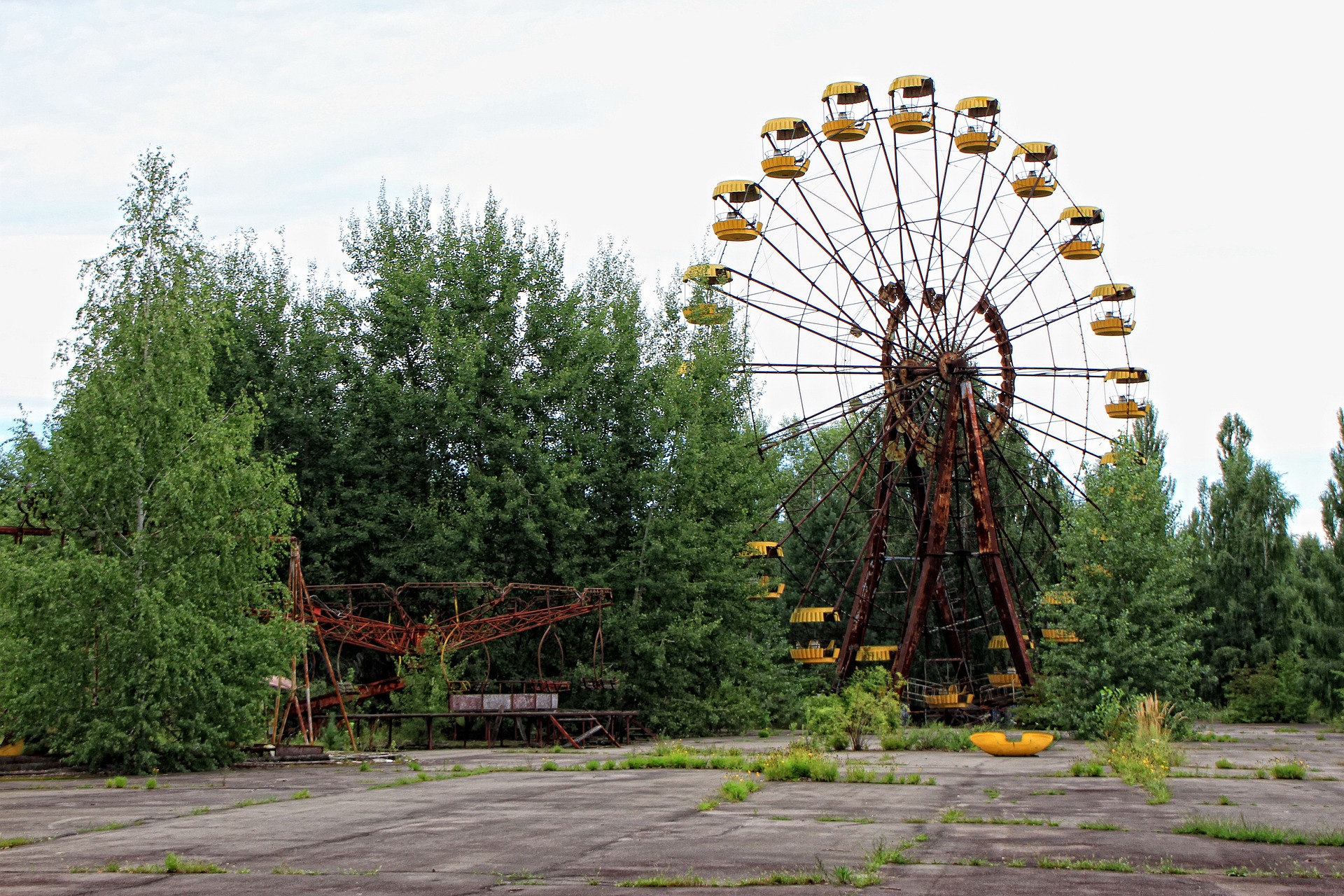 Grande roue emblématique dans le parc d’attractions abandonné près de Tchernobyl