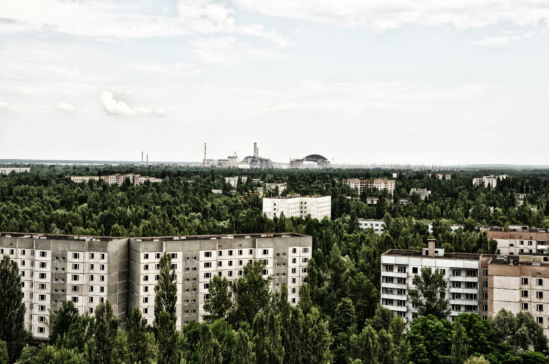 Vue sur Prypiat, la centrale nucléaire de Tchernobyl en arrière-plan.