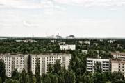 Vue sur Prypiat, la centrale nucléaire de Tchernobyl en arrière-plan.