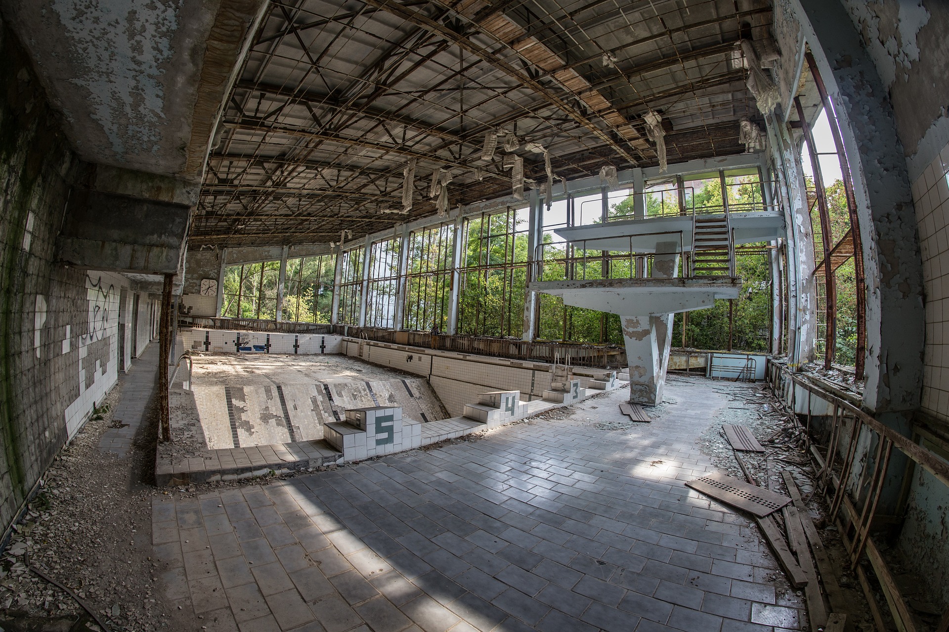Plus personne ne nage ici depuis longtemps : la piscine abandonnée de Pripyat, près de Tchernobyl