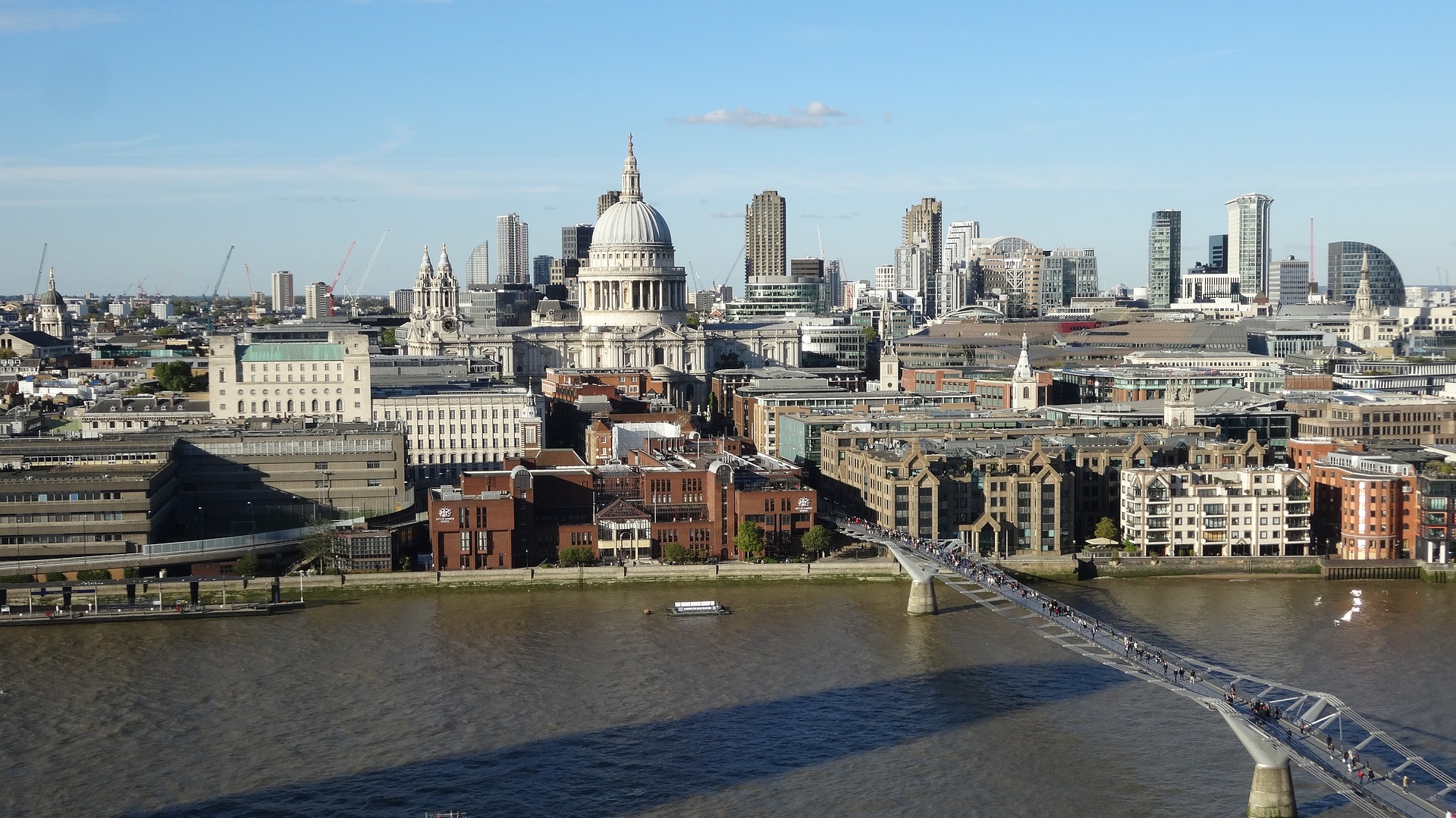 Le Millenium Bridge à Londres mesure 325 m de long